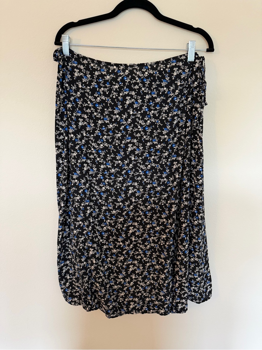 GAP Black Midi Wrap Skirt with Blue and White Floral Print XL
